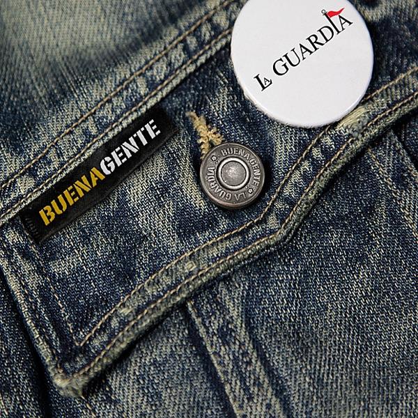 Tumbado al Borde de la Luna